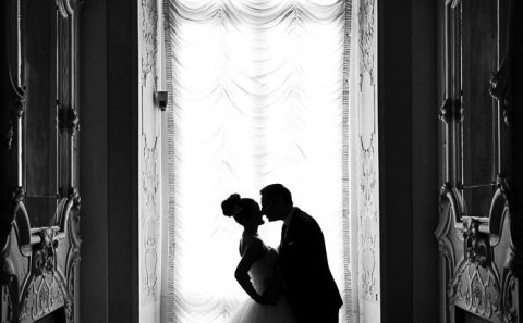 Brautpaar vor einem Fenster im Schloss Ludwigsburg