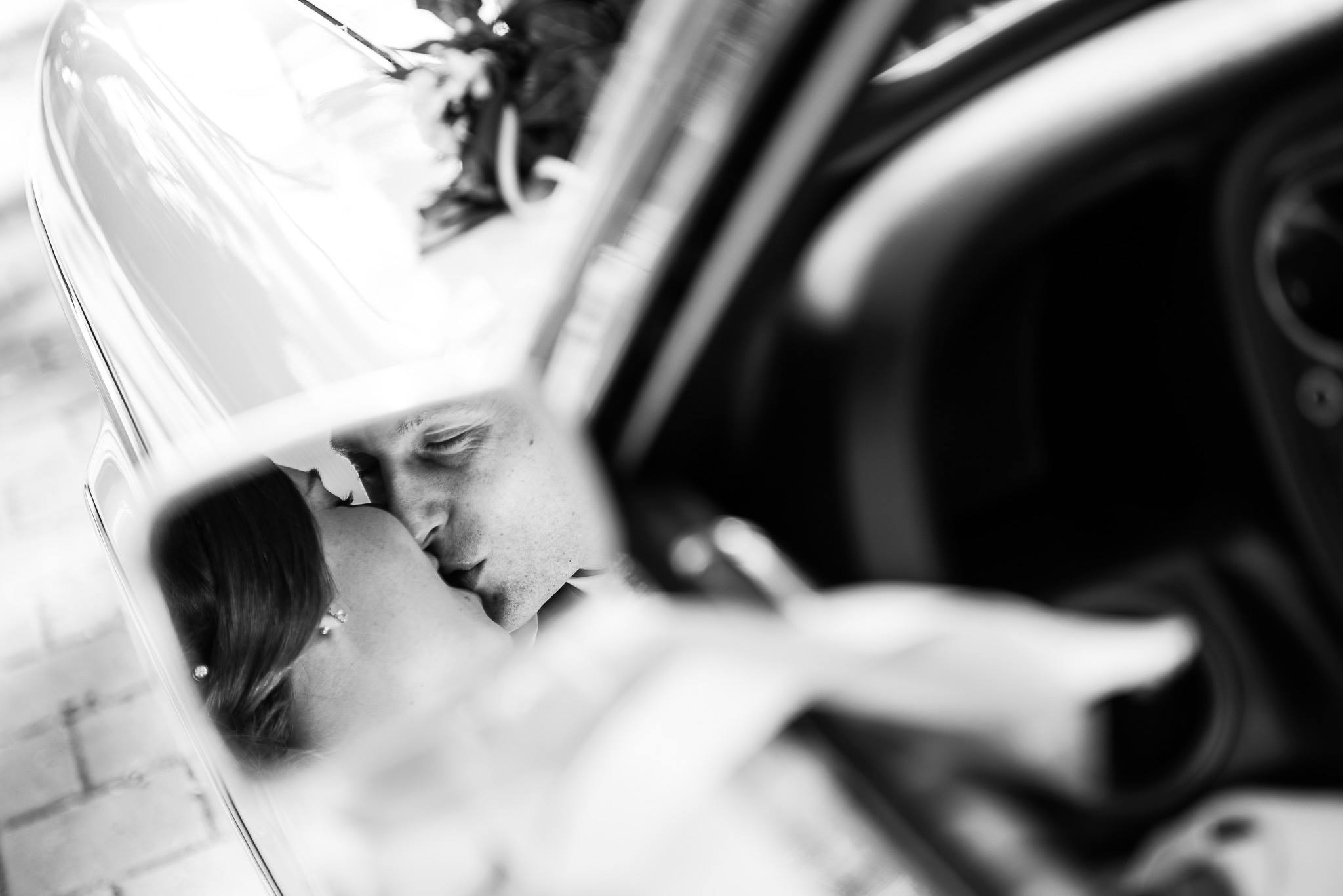 Hochzeitsfotograf Stuttgart Esslingen Brautpaar beim küssen im Rückspiegel